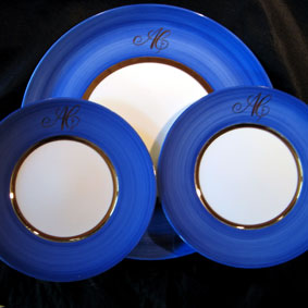assiette décor "mille raies" bleu , initiales platines