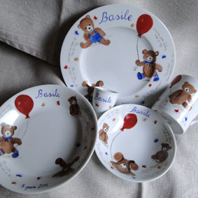Ensemble de naissance pour garçon peint main composé d'une assiette plate, une creuse, une coupelle, un coquetier, un mug .