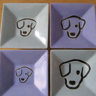 logo boutique chez le chien à paris peint sur porcelaine