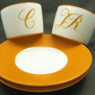 Tasse à thé porcelaine peinte initiale et filet couleur